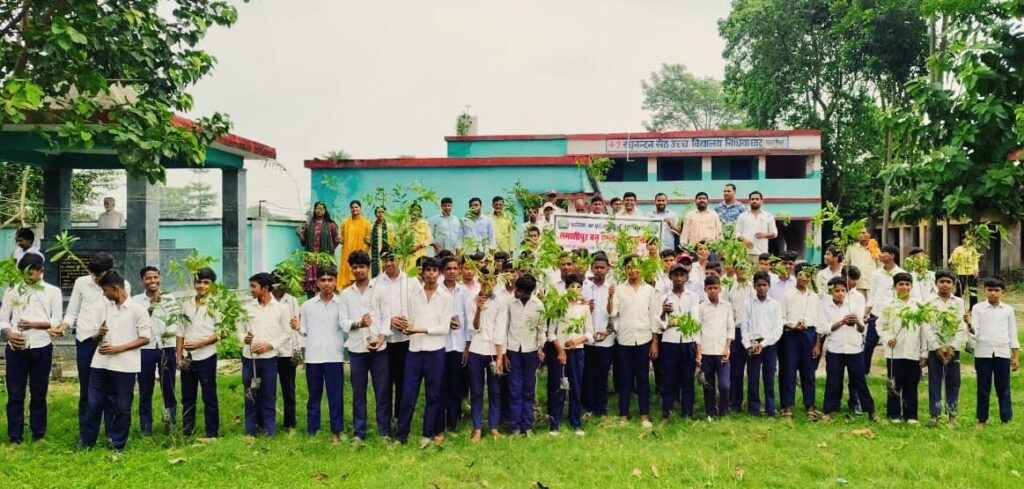 रघुनन्दन सेठ उच्च विद्यालय परिसर में ‘एक पेड़ माँ के नाम’ कार्यक्रम के तहत सैकड़ों पौधे लगाए गए 1 IMG 20250919 WA0009