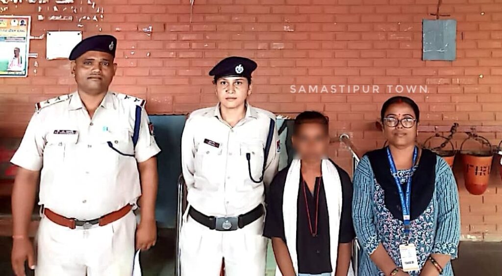 समस्तीपुर स्टेशन पर गरीब रथ से नाबालिग को बरामद कर RPF ने चाइल्ड हेल्प लाइन को सौंपा 1 IMG 20250919 WA0066