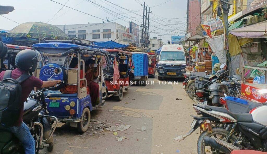 ई-रिक्शा चालकों के कारण समस्तीपुर स्टेशन चौक पर पैदल निकलना भी मुश्किल, सड़क के बीचोंबीच रोककर करते हैं पैसेंजर का इंतजार 1 IMG 20250921 WA0086