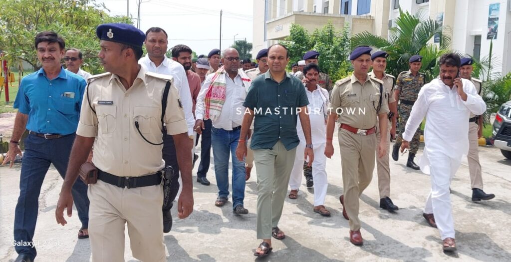 समस्तीपुर में गृह मंत्री अमित शाह के संभावित कार्यक्रम को लेकर MLC, DM व SP ने इंजीनियरिंग कॉलेज का किया निरीक्षण 1 IMG 20250921 WA0105