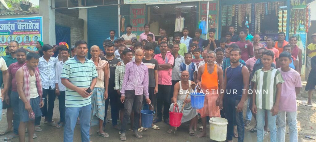 समस्तीपुर: 10 दिनों से बंद पानी जल मीनार का मोटर, फूटा ग्रामीणों का आक्रोश, सड़क जाम कर जताया विरोध, 4 हजार से अधिक परिवारों पर संकट 1 IMG 20250923 WA0052