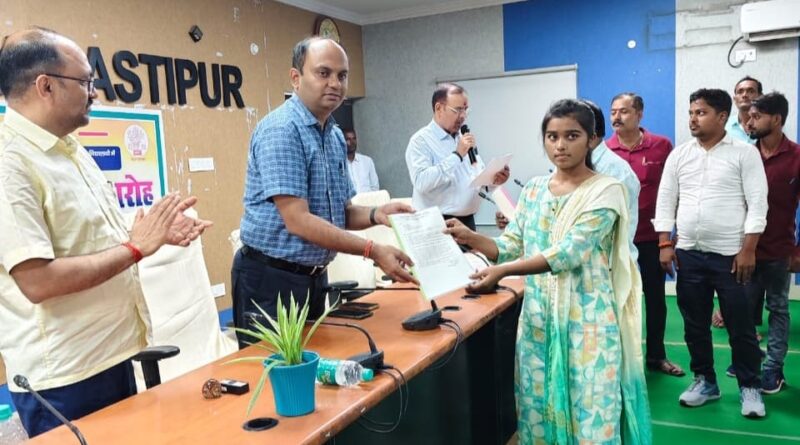 अनुकंपा पर बहाल 143 अभ्यर्थियों को मिला सरकारी नौकरी का तोहफा, DM ने सौंपे नियुक्ति पत्र, कहा- "सेवा भाव से करें काम" 1 IMG 20250924 WA0104