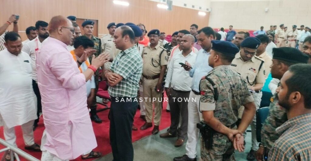 गृहमंत्री के आगमन को लेकर सरायरंजन में बदली रहेगी ट्रैफिक व्यवस्था, की गई घेराबंदी 1 IMG 20250927 WA0017