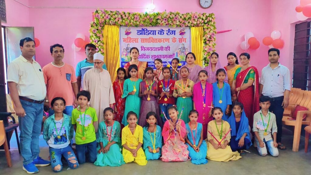 आदर्श प्राथमिक विद्यालय दौलतपुर उर्दू में डांडिया नृत्य के साथ महिला सशक्तिकरण पर नाटिका का आयोजन 1 IMG 20250928 WA0027