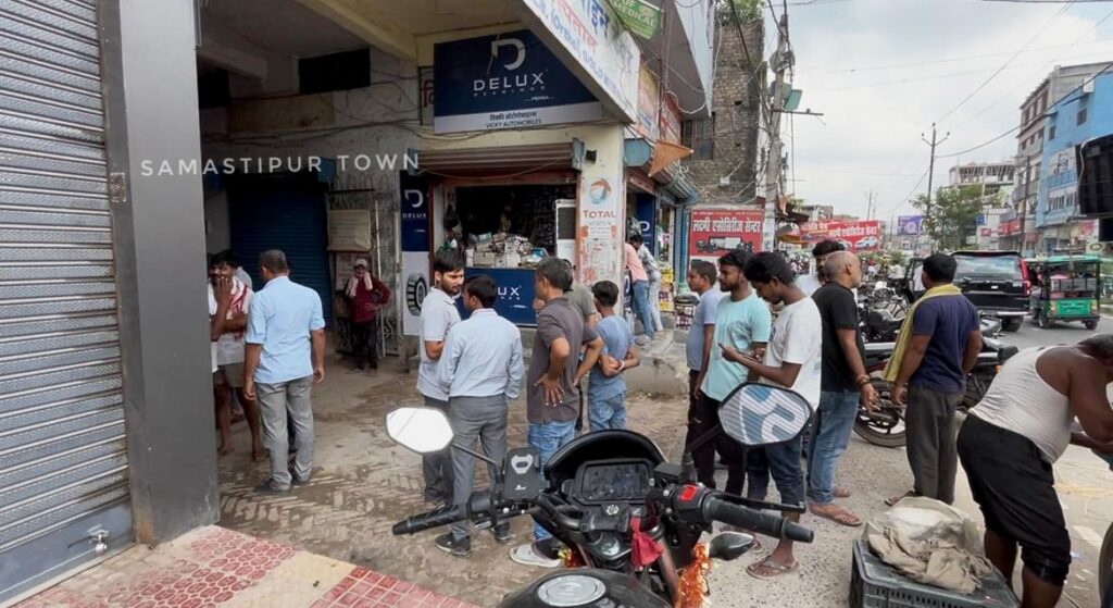 समस्तीपुर के मोहनपुर रोड स्थित श्रीलेदर्स और भव्या मार्ट से 11 लाख नगद व 5 लाख रुपये के सामान चोरी की FIR दर्ज 1 IMG 20250928 WA0073