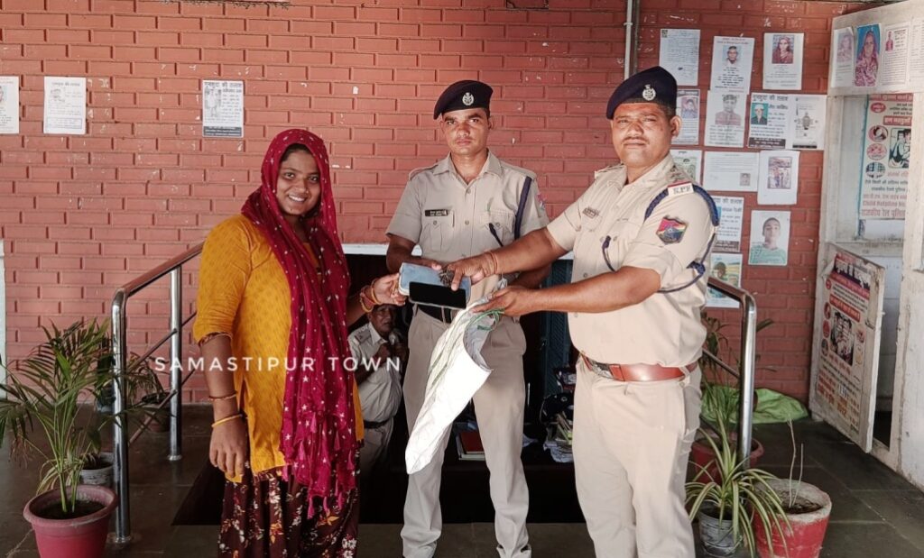समस्तीपुर रेलवे स्टेशन पर यात्री का खोया मोबाइल बरामद कर RPF ने लौटाया, मोबाइल पाकर खिला यात्री का चेहरा 1 IMG 20250928 WA0109