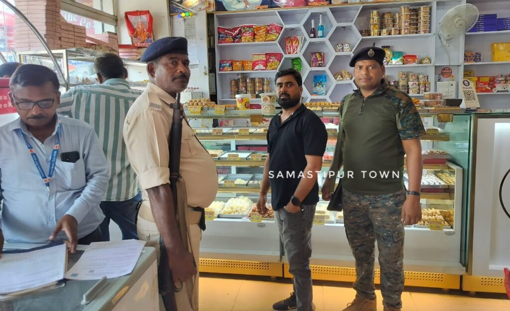 समस्तीपुर शहर के मिठाई दुकानों में खाद्य सुरक्षा को लेकर निरीक्षण, गुणवत्ता जांच के लिए सैंपल भेजे जाएंगे लैब 1 IMG 20250928 WA0116