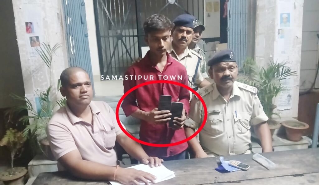 समस्तीपुर स्टेशन पर जननायक एक्सप्रेस में मोबाइल चोरी करते रंगेहाथ धराया चोर, दो मोबाइल भी बरामद 1 Picsart 25 09 22 23 29 53 716
