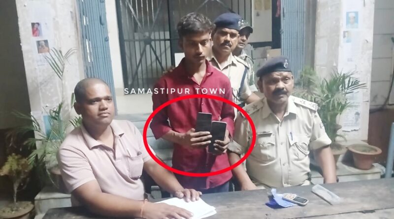 समस्तीपुर स्टेशन पर जननायक एक्सप्रेस में मोबाइल चोरी करते रंगेहाथ धराया चोर, दो मोबाइल भी बरामद 1 Picsart 25 09 22 23 29 53 716