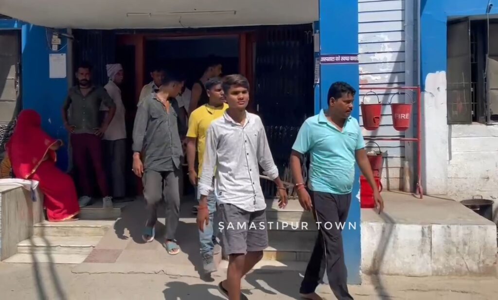 फायरिंग के आरोपी को सिविल ड्रेस में गिरफ्तार करने पहुंची समस्तीपुर पुलिस को लोगों ने अपह'रण का हल्ला उड़ाकर घेरा, आरोपी का पिता नशे की हालत में गिरफ्तार 1 VID 20250905 WA01091