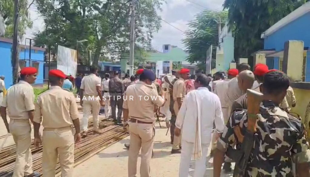 महिला से दुर्व्यवहार मामले में गिरफ्तारी को लेकर बवाल, लाठी-डंडा लेकर थाना परिसर में पहुँचे ग्रामीण, जमकर किया हंगामा, पुलिस को पीटा 1 VID 20250905 WA0121
