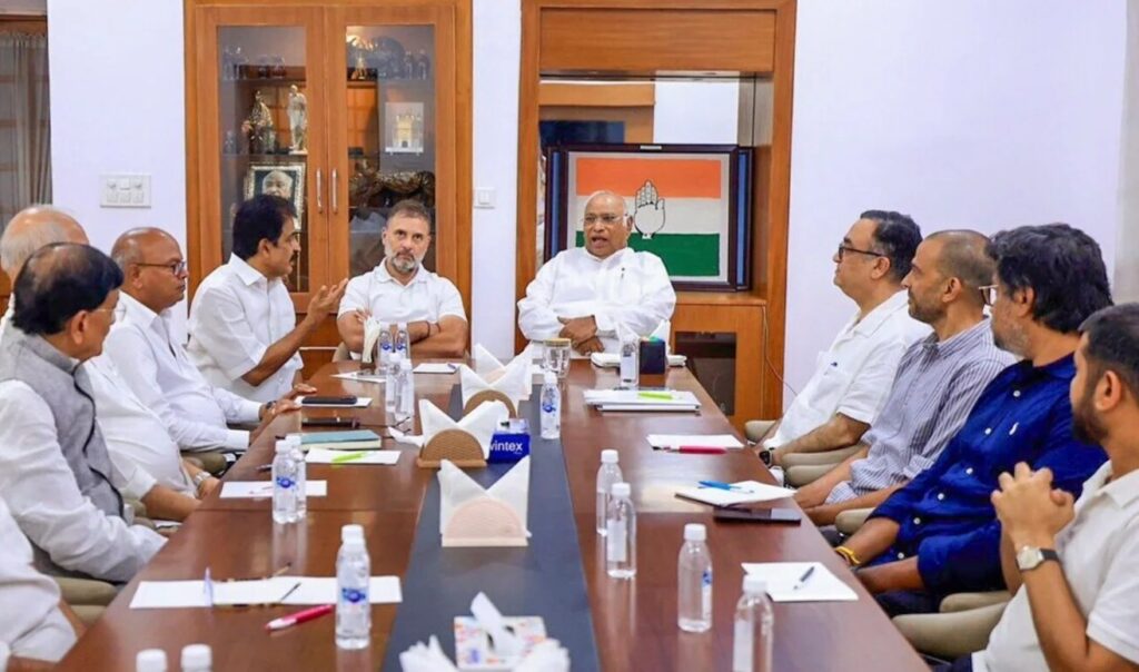 बिहार चुनाव से पहले पटना में CWC की बैठक, राहुल-प्रियंका और खरगे समेत कई दिग्गज होंगे शामिल 1 bihar congress meeting 1758676832580 1758676832793