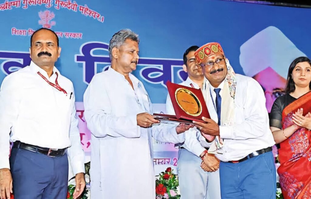 समस्तीपुर के दो शिक्षकों को मिला राज्य अवॉर्ड, पटना में शिक्षा मंत्री ने किया सम्मानित 1 images 8