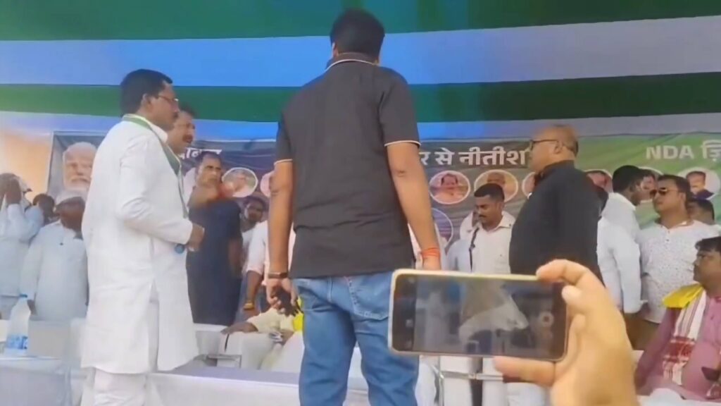 NDA के सम्मेलन में मंच बना कुरुक्षेत्र, नीतीश के मंत्री का विरोध; वापस लौटे केंद्रीय मंत्री रामनाथ ठाकुर 1 oA8lnV6T8xuBpsK5