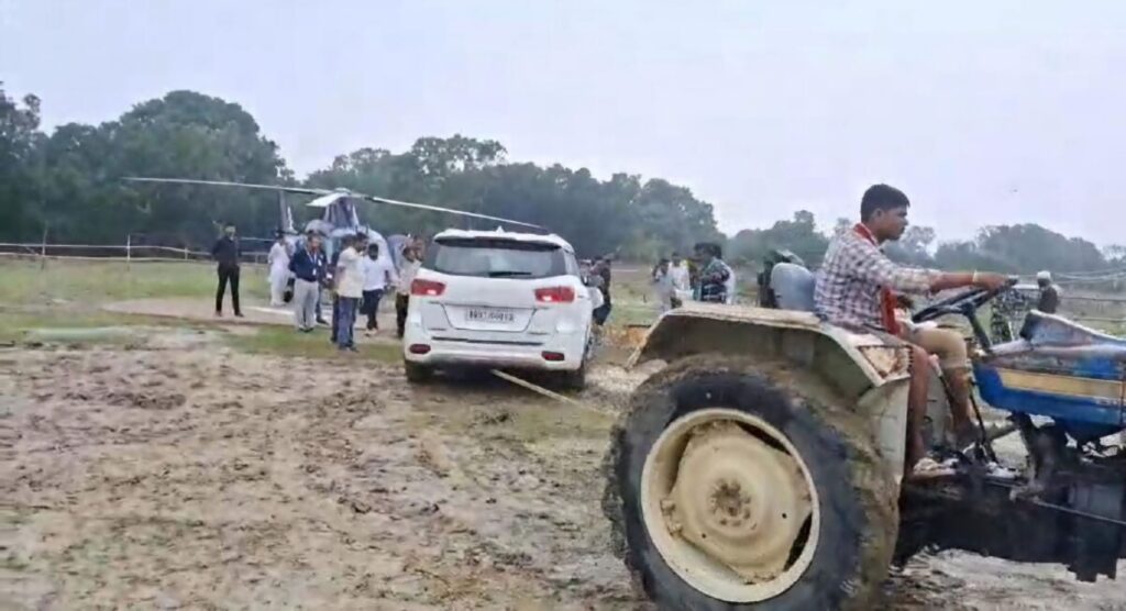 खगड़िया के कीचड़ में फंसी तेजस्वी यादव की गाड़ी, हेलीपैड पर बुलाना पड़ा ट्रैक्टर 1 tejshawi 1200x674 1