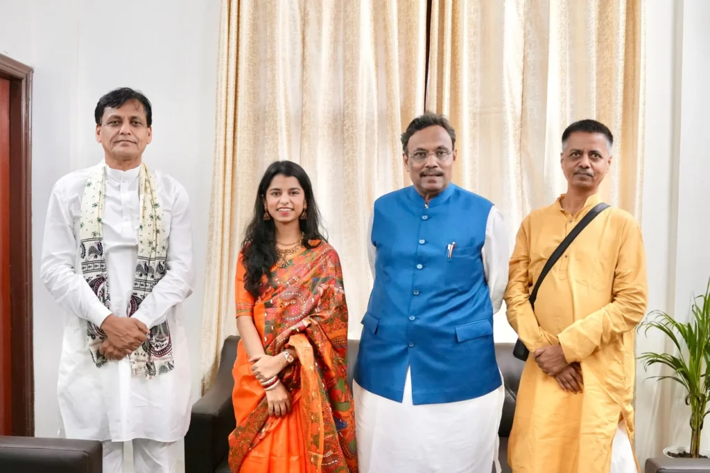 मैथिली ठाकुर को बिहार विधानसभा लड़ाने की तैयारी में बीजेपी? विनोद तावड़े, नित्यानंद राय से मिलीं गायिका 1 20251006 105036