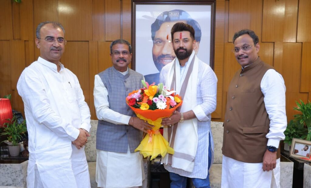 चिराग पासवान की सीट 22 से 30 के बीच फंसी? रात में फिर मिल सकते हैं बीजेपी नेता 1 20251007 191351