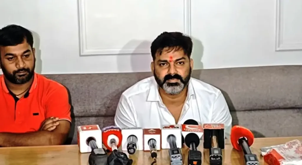 'मर्द का दर्द किसी को नहीं दिखता', पत्नी ज्योति सिंह के विवाद पर मीडिया के सामने आए पवन सिंह 1 20251008 142834