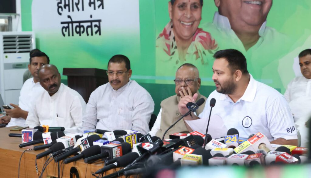20 महीने में हर परिवार को एक सरकारी नौकरी देंगे, कानून बनेगा: तेजस्वी यादव का बड़ा चुनावी वादा 1 20251009 135201