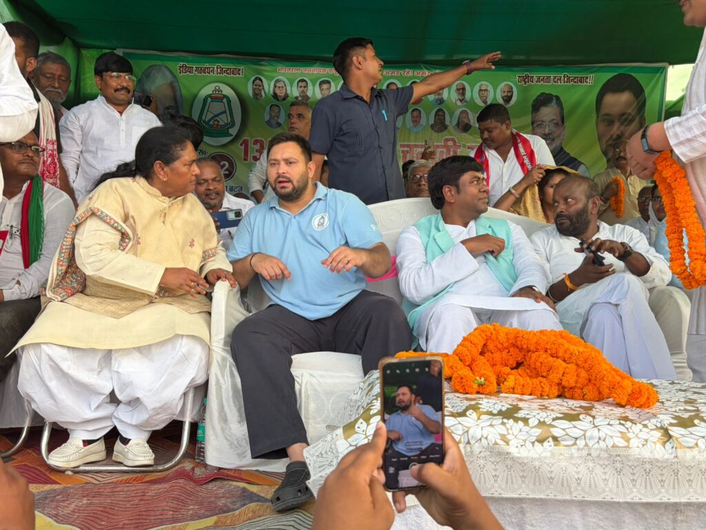 समस्तीपुर में तेजस्वी बोले- बिहार पर बिहार का बेटा ही करेगा राज, नीतीश और मोदी पर बोला हमला, कहा- बिहार में बीजेपी चला रही है सरकार, नीतीश कुमार बस मुखौटा 1 20251024 224535