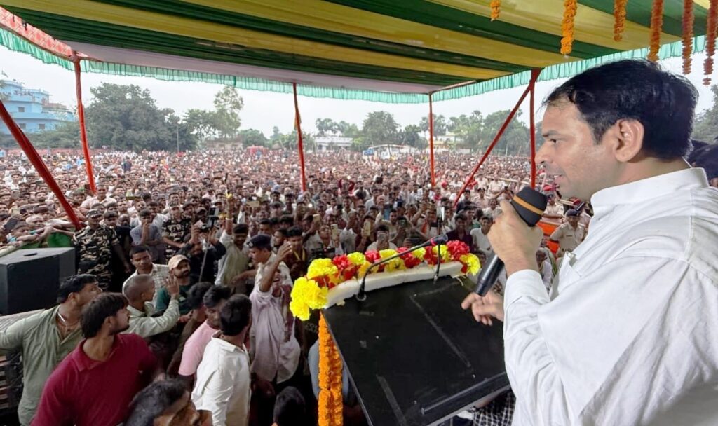 समस्तीपुर में बोले तेजप्रताप यादव- "जयचंदो व बहुरूपियों से सावधान रहें", अपने उम्मीदवार को जीताने की अपील की 1 20251029 232623