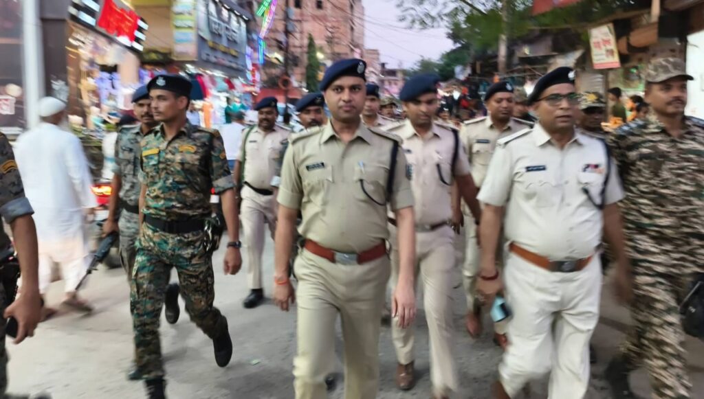 आगामी विधानसभा चुनाव के मद्देनजर समस्तीपुर SP के नेतृत्व में निकाला गया फ्लैग मार्च 1 22a12496 b6a6 4844 8aba c45474aca539 1760013618366 1