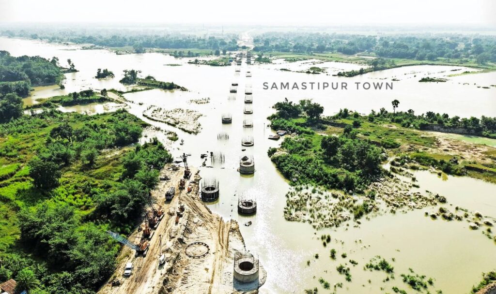 समस्तीपुर से गुजरने वाली आमस-दरभंगा एक्सप्रेस-वे का निर्माण कार्य बूढ़ी गंडक में आई बाढ़ के कारण रोका गया, निर्माण सामग्री पानी में बही 1 273 176053291368ef99b106341 kalanpur1 1