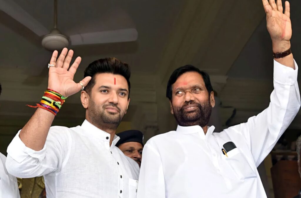 रामविलास की बरसी पर भावुक हुए चिराग, बोले- बिहार चुनाव में आपके सपने पूरे करूंगा 1 28ram vilas paswan chirag paswan 1