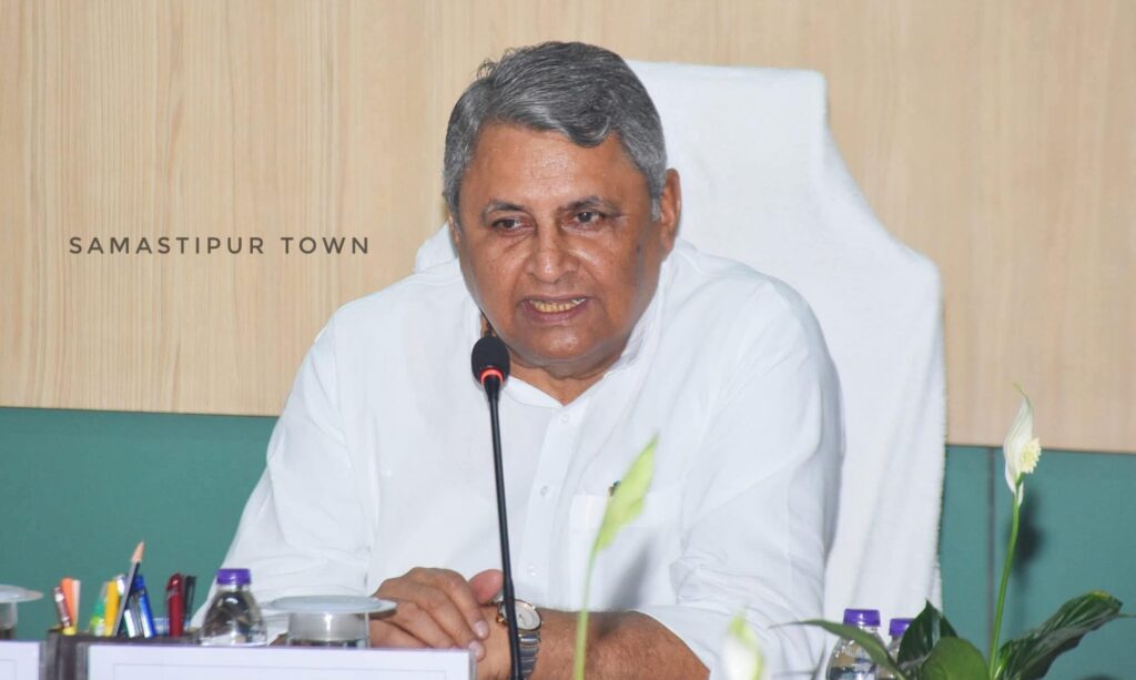 करीब 42 साल से सक्रिय राजनीति में हैं विजय कुमार चौधरी, बैंक पीओ की नौकरी छोड़ आए थे चुनावी मैदान में 1 FB IMG 1757090152243