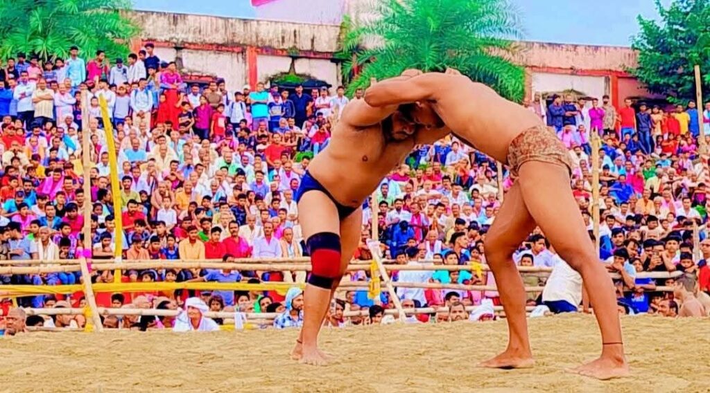 कुश्ती प्रतियोगिता के पहले दिन 20 जोड़ी पुरुष व दो जोड़ी महिला पहलवानों ने लगाया दाव-पेंच 1 FB IMG 1759632869613