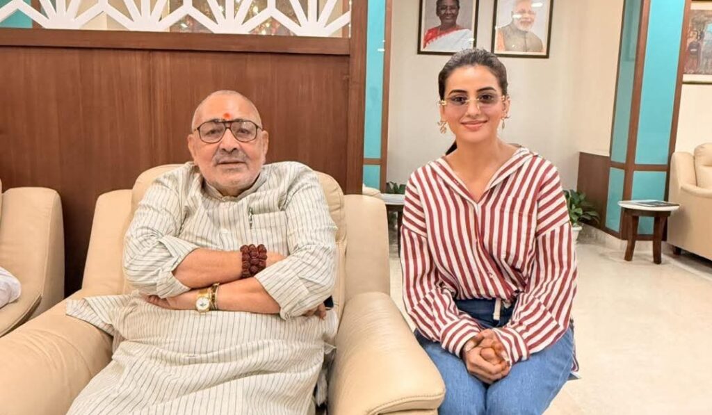 भोजपुरी एक्ट्रेस अक्षरा सिंह लड़ेंगी बिहार चुनाव? गिरिराज सिंह से मुलाकात के मायने क्या हैं 1 FB IMG 1759834488814