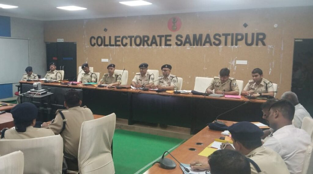 समस्तीपुर SP ने क्राइम मीटिंग में चुनाव शांति व निष्पक्षता पर दिया जोर; फरार आरोपियों, वारंटियों और वांछित अपराधियों की गिरफ्तारी के लिये थानाध्यक्षों को दिया निर्देश 1 FB IMG 1759843495082