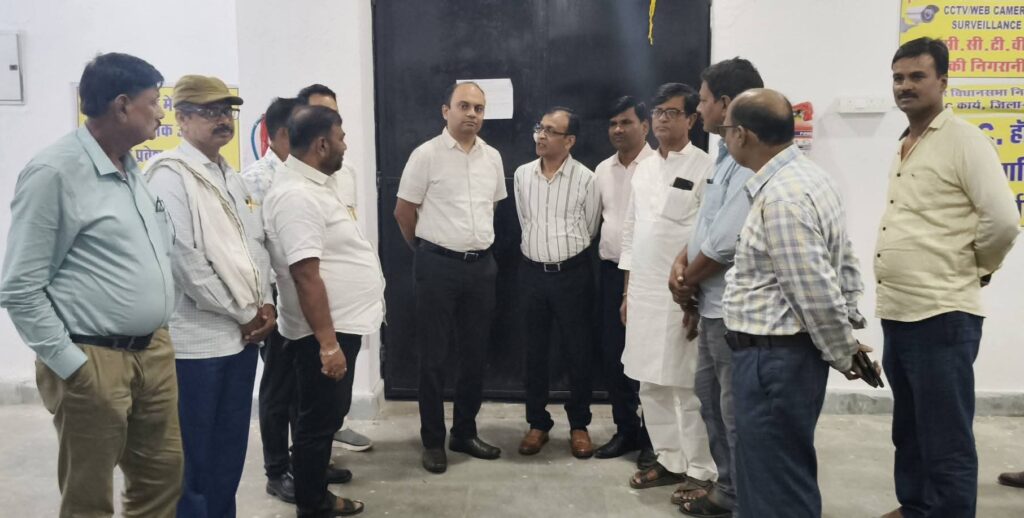 आगामी चुनाव की तैयारी तेज, DM ने किया वेयरहाउस का निरीक्षण, EVM की स्थिति और सुरक्षा व्यवस्था की भी समीक्षा की 1 FB IMG 1760115697714