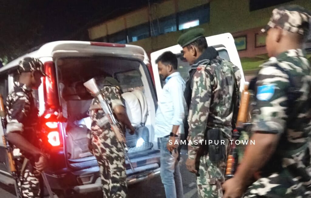 चुनाव के मद्देनजर समस्तीपुर पुलिस अलर्ट मोड पर, VIP मूवमेंट के मद्देनजर सुरक्षा के कड़े इंतज़ाम, स्पेशल ब्रांच और इंटेलिजेंस यूनिट को रियल-टाइम अपडेट देने का निर्देश 1 FB IMG 1760529036655