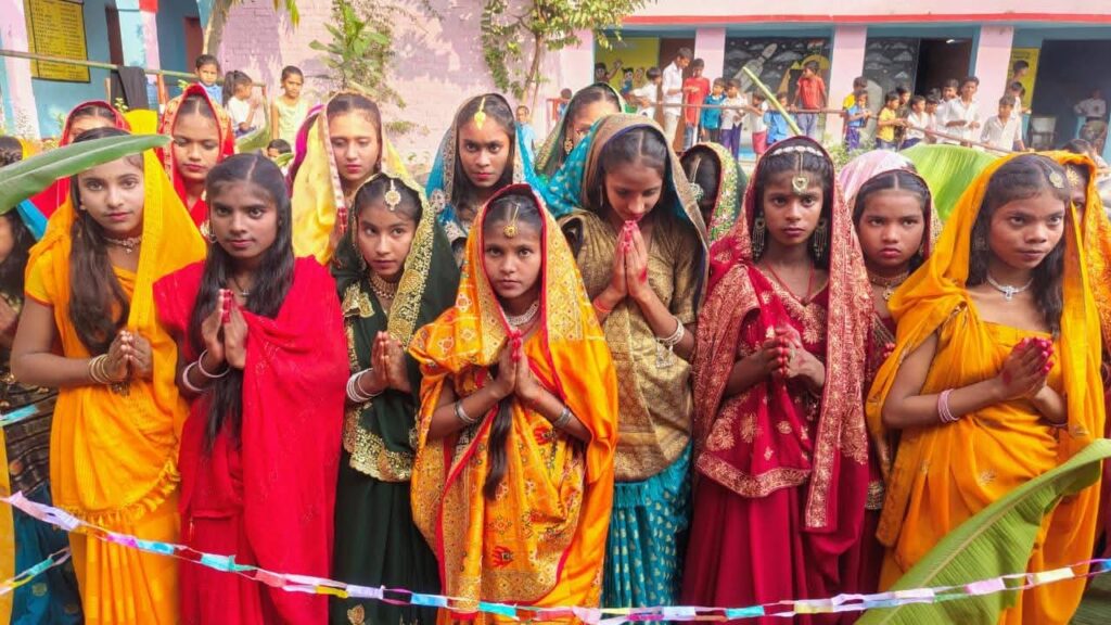 मध्य विद्यालय मुरियारो में छात्र-छात्राओं ने छठ महापर्व का किया मॉक ड्रिल, छात्राओं ने श्रद्धा भाव से भगवान भास्कर को दिया अर्घ्य 1 FB IMG 1760806526810