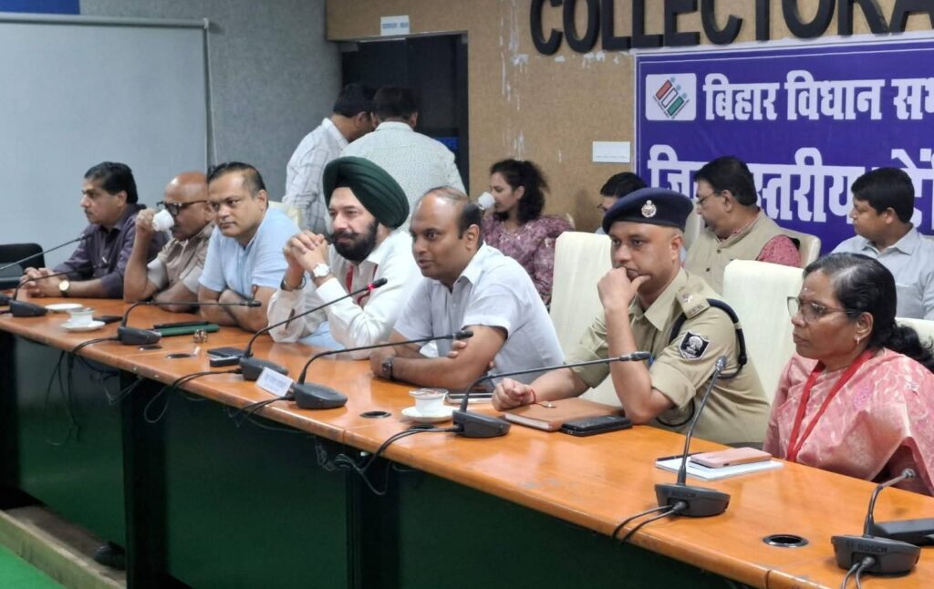समस्तीपुर में तैनात सभी चुनाव प्रेक्षकों से आम जनता के लिए मिलने का समय किया गया तय, शिकायत व जानकारी के लिये मोबाइल नंबर भी जारी 1 FB IMG 1761616581567