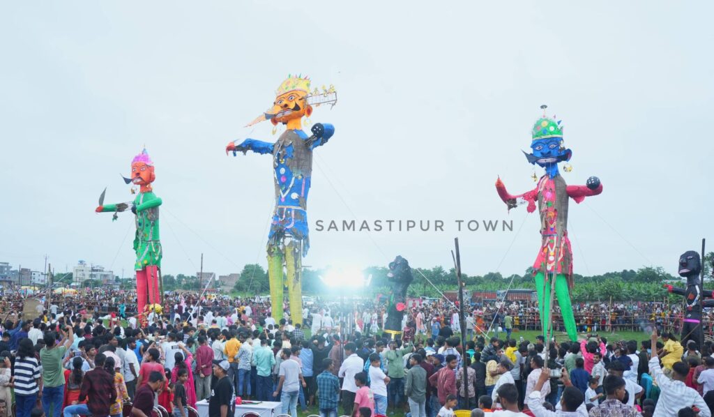 समस्तीपुर में धूमधाम से संपन्न हुआ रावण विध्वंस लीला, दशहरा कमिटी ने लोगों का जताया आभार, धार्मिक भावनाओं पर उठी आपत्तियों का किया खंडन 1 IMG 20251003 WA0040