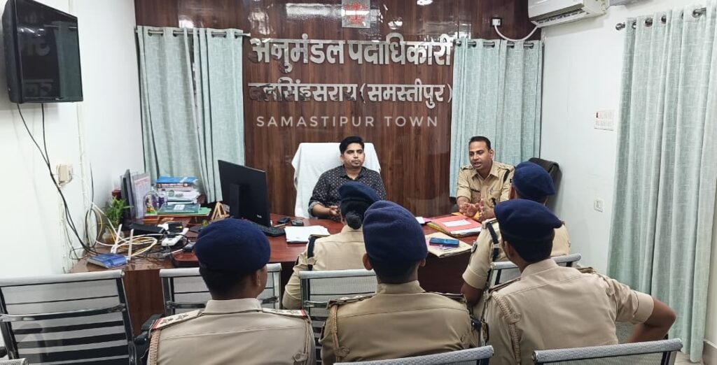 चुनाव को लेकर पुलिस पदाधिकारियों व सेक्टर मजिस्ट्रेट के साथ एसडीओ ने की बैठक 1 IMG 20251005 WA0004
