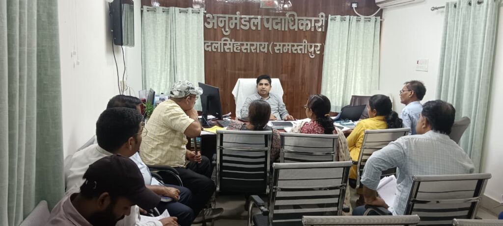 चुनावी सामग्री के प्रबंधन, सुरक्षा व्यवस्था तथा मतदान केंद्रों पर आवश्यक न्यूनतम सुविधाओं की स्थिति को लेकर समीक्षा बैठक 1 IMG 20251011 WA0014