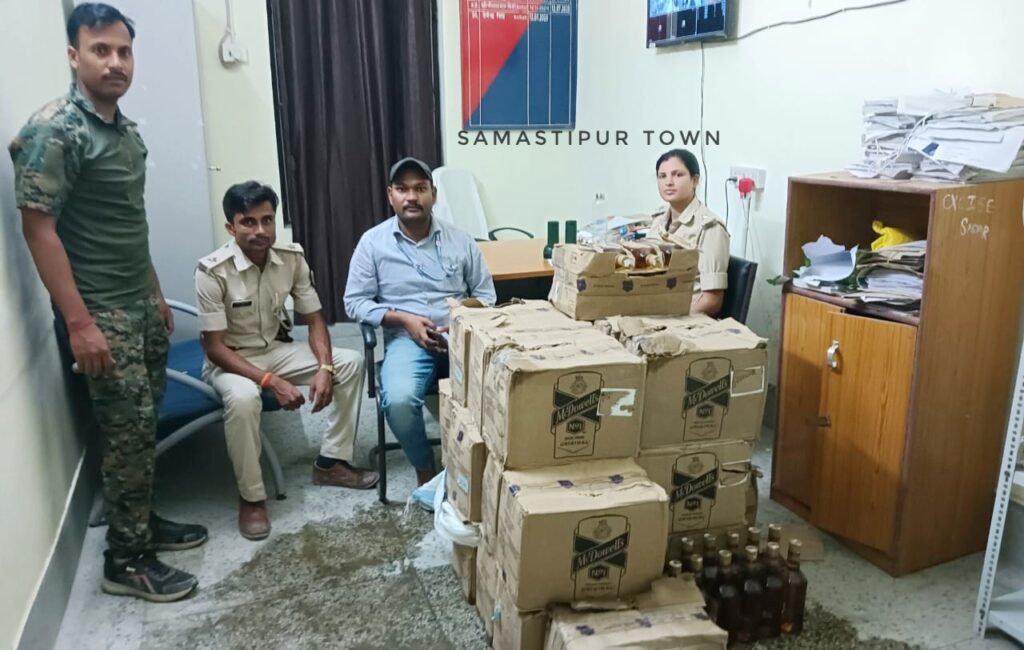समस्तीपुर उत्पाद विभाग की टीम ने कर्पूरीग्राम थाना क्षेत्र में छापेमारी कर 288 बोतल विदेशी शराब किया जब्त, आरोपी फरार 1 IMG 20251014 WA0106