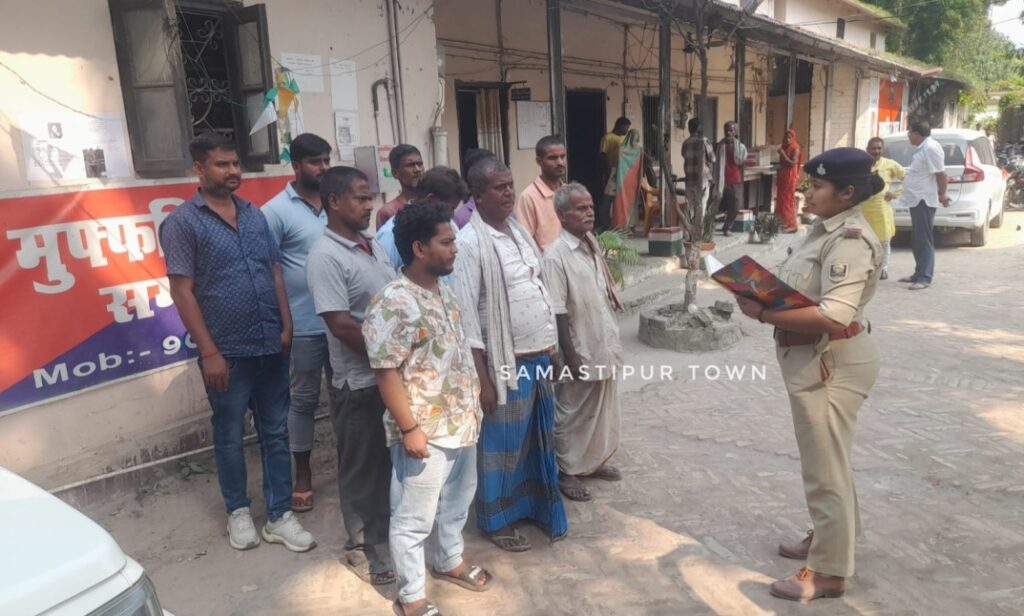 मुफस्सिल थाने में गुंडा परेड का आयोजन, पुलिस ने बदमाशों को दी कड़ी चेतावनी 1 IMG 20251019 WA0041