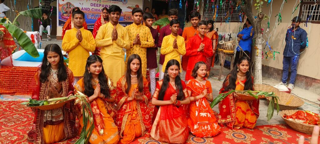 होली मिशन हाई स्कूल में दीपावली महोत्सव व छठ महापर्व महोत्सव आयोजित 1 IMG 20251019 WA0063