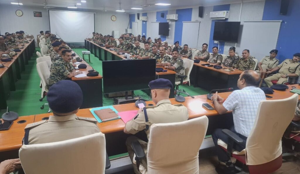 61 सीएपीएफ कंपनियों के साथ समस्तीपुर DM-SP ने की समीक्षा बैठक, PM मोदी के आगमन और चुनाव को लेकर सुरक्षा तंत्र को किया अलर्ट 1 IMG 20251021 WA0114