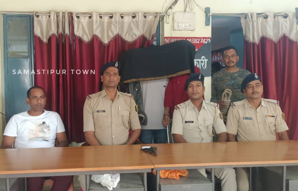 सोशल मीडिया पर हथियार लहराने के मामले में समस्तीपुर पुलिस ने तीन युवकों को किया गिरफ्तार 1 IMG 20251022 WA0060