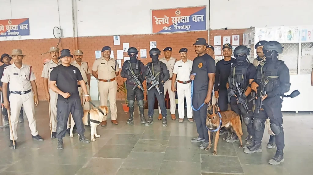 थोड़ी देर में समस्तीपुर पहुंचेंगे PM मोदी, रेलवे स्टेशन पर सुरक्षा एजेंसियों की संयुक्त टीम ने सघन तलाशी एवं एंटी-सैबोटाज चेक अभियान चलाया 1 IMG 20251024 WA0008
