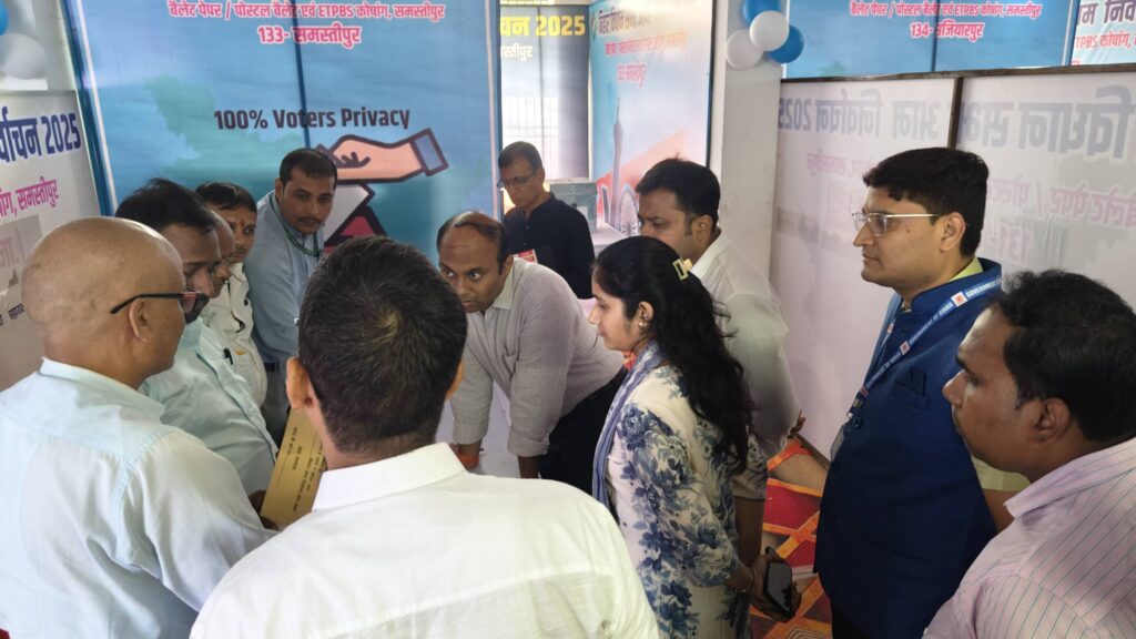 समस्तीपुर जिला निर्वाचन पदाधिकारी रोशन कुशवाहा ने किया बैलट फैसिलिटेशन सेंटरों का निरीक्षण 1 IMG 20251025 WA0094
