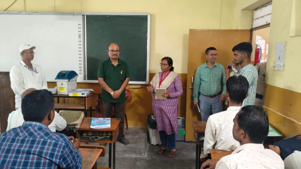 मतदान कर्मियों का द्वितीय प्रशिक्षण सम्पन्न, जनरल ऑब्जर्वर बी. माहेश्वरी ने किया निरीक्षण 1 IMG 20251025 WA0135