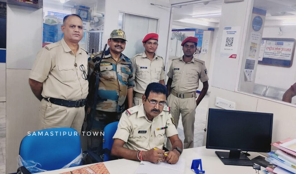 चुनाव के मद्देनजर बैंकों और रेलवे स्टेशनों पर कड़ी निगरानी, बार-बार होने वाले छोटे लेनदेन पर समस्तीपुर प्रशासन की नजर 1 IMG 20251026 WA0027