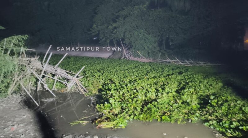 समस्तीपुर : छठ पर्व से पहले लोहसारी घाट पर बांस का पुल टूटा, आवागमन बाधित, ग्रामीणों ने आपसी सहयोग से चंदा कर अस्थायी बांस का पुल किया था तैयार 1 IMG 20251026 WA0074