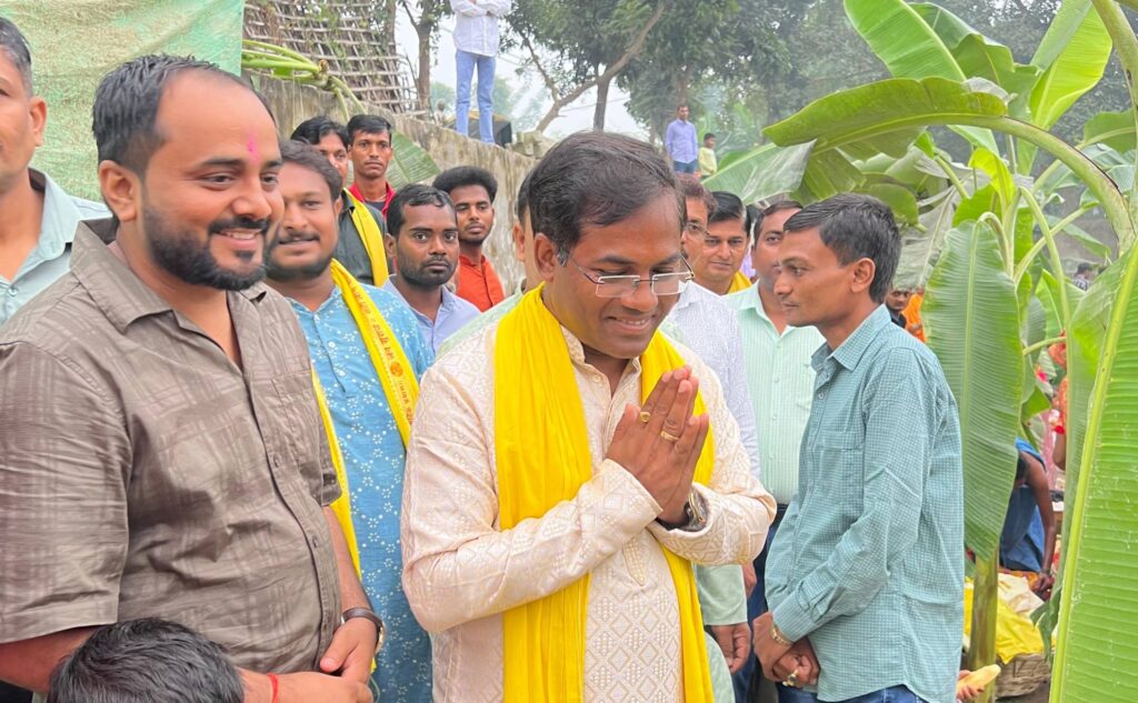 समस्तीपुर विधानसभा से जनसुराज के प्रत्याशी डॉ. मनोज ने छठ घाटों का किया भ्रमण 1 IMG 20251028 WA0116